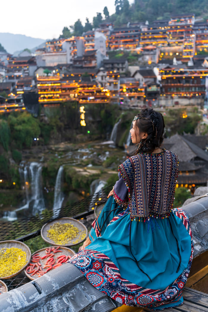 Mujer en lijiang viendo la ciudad
